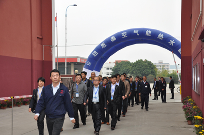 盛世年会：千人旅行尊龙凯时空气能热水器生产基地